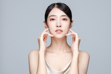 年轻东方女性美容护肤肖像