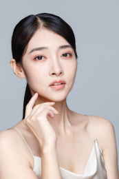 年轻东方女性美容护肤肖像