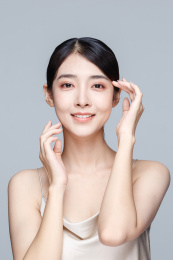 年轻东方女性美容护肤肖像