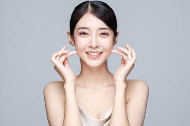 年轻东方女性美容护肤肖像