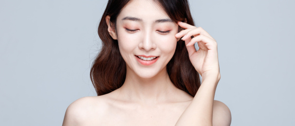 年轻东方女性美容护肤肖像