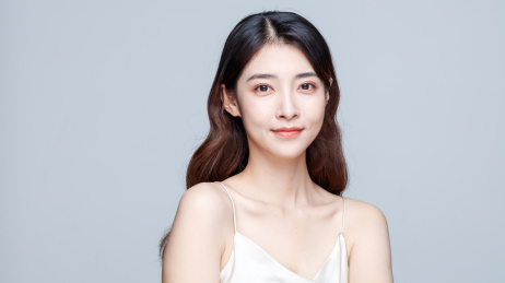 年轻东方女性美容护肤肖像