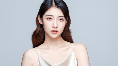 年轻东方女性美容护肤肖像