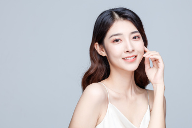 年轻东方女性美容护肤肖像