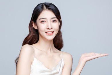 年轻东方女性美容护肤肖像