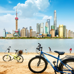 中国上海城市景观，陆家嘴的摩天大楼。