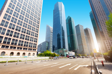 中国上海城市景观，陆家嘴的摩天大楼。