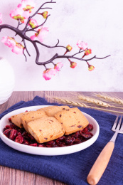 桌面上的白色陶瓷盘子里的蔓越莓饼干
