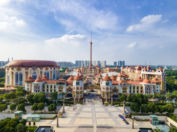 江苏省常州蓝天下的迪诺水镇航拍