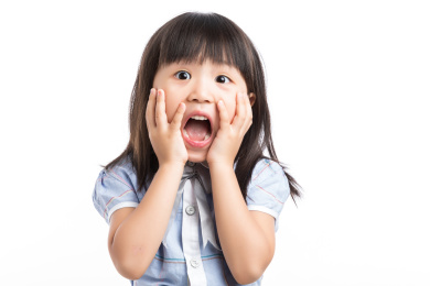 吃惊的小女孩长大了嘴巴