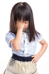 小女孩伤心难过的低下头捂着眼睛