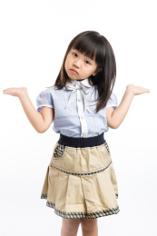 小女孩摊开双手表示无奈的手势