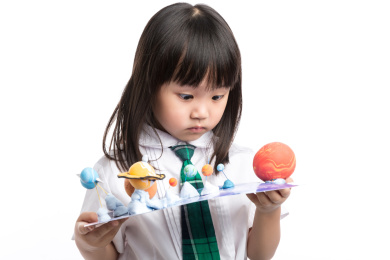 小女孩手工制作宇宙星球