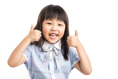 伸着双手大拇指开心的亚洲小学生