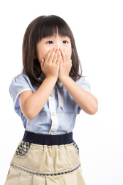 小女孩惊讶的双手捂着嘴巴
