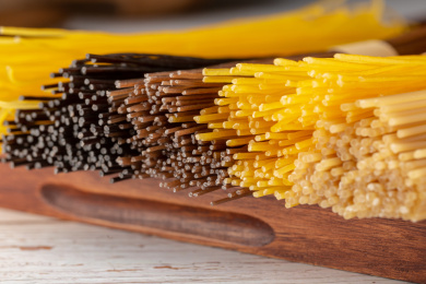 放在木托盘里的杂粮做的粉条