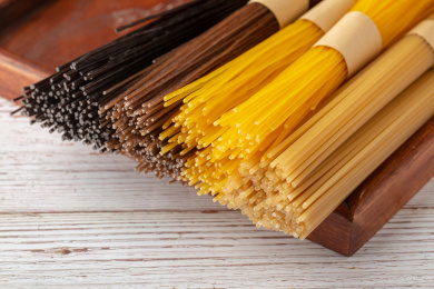 放在木托盘里的杂粮做的粉条