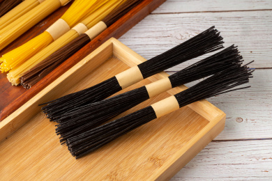 放在木托盘里黑米做的粉条