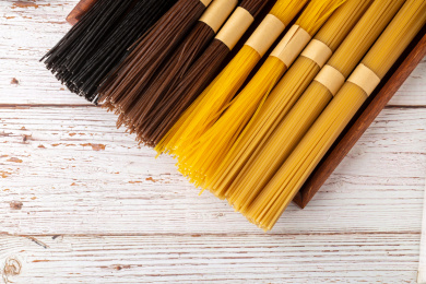 放在木托盘里的杂粮做的粉条