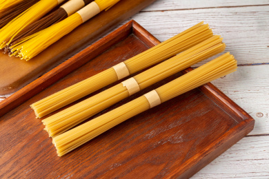 放在木托盘里的意大利面
