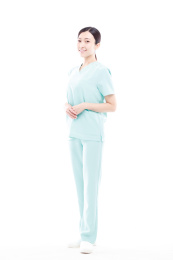 白色背景前的医护人员