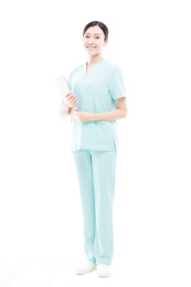 白色背景前的医护人员