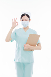 白色背景前的医护人员