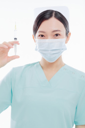 白色背景前的医护人员