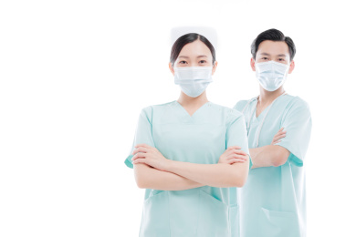 白色背景前的医护人员