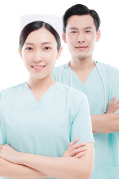 白色背景前的医护人员