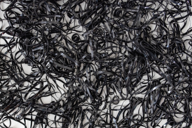 凌乱的一次性黑色橡皮筋