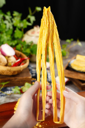 手上拿着干腐竹
