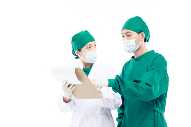 白色背景前的医护人员