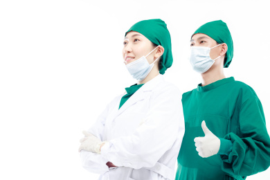 白色背景前的医护人员
