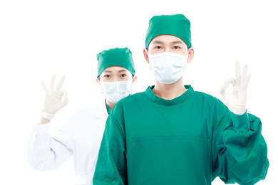 白色背景前的医护人员