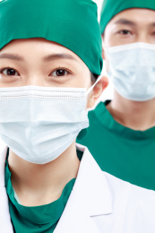 白色背景前的医护人员