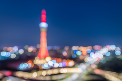 朦胧虚化的郑州中原福塔和城市立交桥夜景