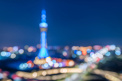 朦胧虚化的郑州中原福塔和城市立交桥夜景