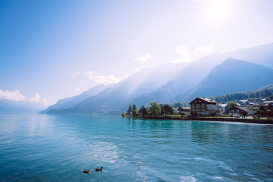 瑞士因特拉肯湖区，布里恩茨湖风光