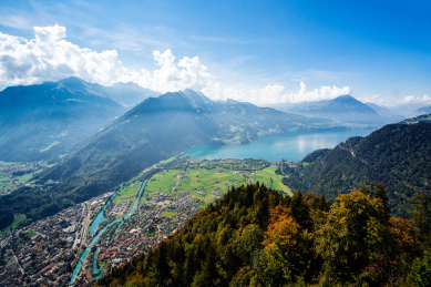 航拍瑞士因特拉肯湖区，远方是阿尔卑斯山