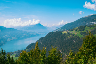 瑞士因特拉肯，湖泊与阿尔卑斯山山脉
