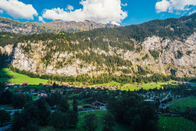 瑞士山间小镇劳特布龙嫩，阿尔卑斯山脚下