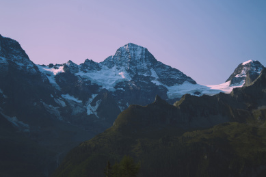 瑞士阿尔卑斯山脉美丽的森林与草地