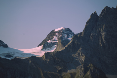 瑞士阿尔卑斯山脉美丽的森林与草地