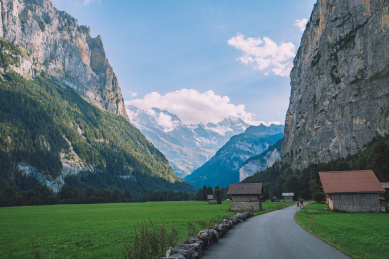 瑞士阿尔卑斯山脉美丽的森林与草地