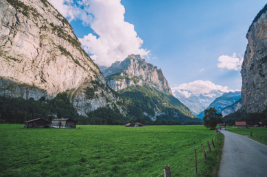 瑞士阿尔卑斯山脉美丽的森林与草地
