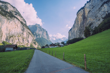 瑞士阿尔卑斯山脉美丽的森林与草地