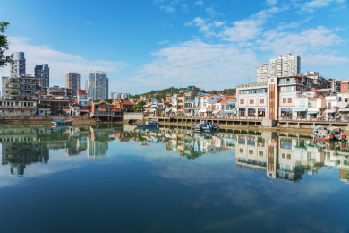 中国福建厦门的沙坡尾景区的建筑和海湾风光