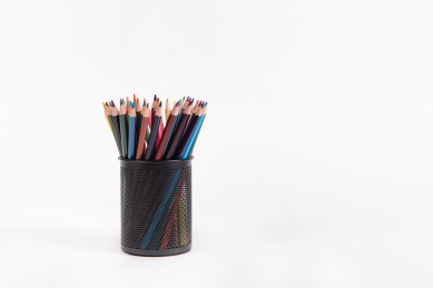 笔筒里的铅笔白色背景