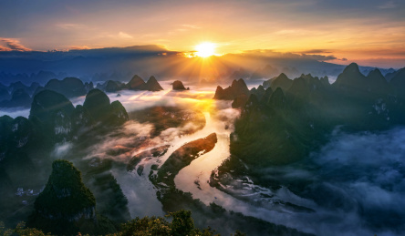 中国广西桂林阳朔漓江大面山日出